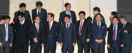 11일 오전 서울 중구 소공동 더플라자호텔에서 산업통상자원부와 전경련 주최로 열린 '주요기업 투자간담회'에서 윤상직 산업통상자원부 장관(왼쪽 네번째)과 참석자들과 기념촬영을 하려 하고 있다. 사진=연합뉴스